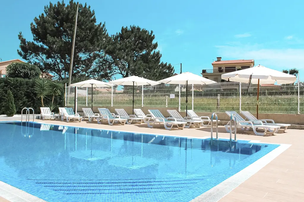 instalaciones-apart-santa-maria5 Piscina exterior con hamacas y sombrillas en apartamentos en A Lanzada con piscina